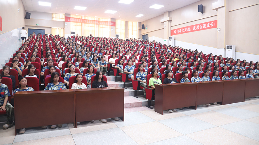 時(shí)光不語，靜待花開——懷化市新晃恒雅高級(jí)中學(xué)舉辦女生青春期健康教育講座